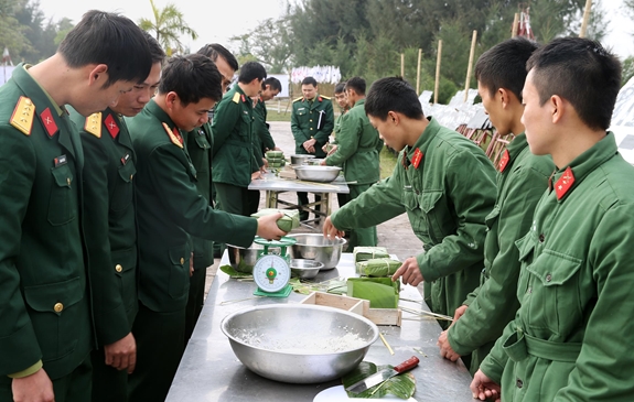 Thi gói bánh chưng ở Sư đoàn 395 (Quân khu 3). Ảnh: VŨ QUANG THÁI